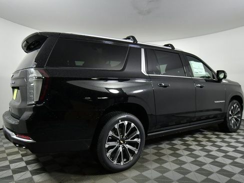 New 2025 Chevrolet Suburban High Country image 10