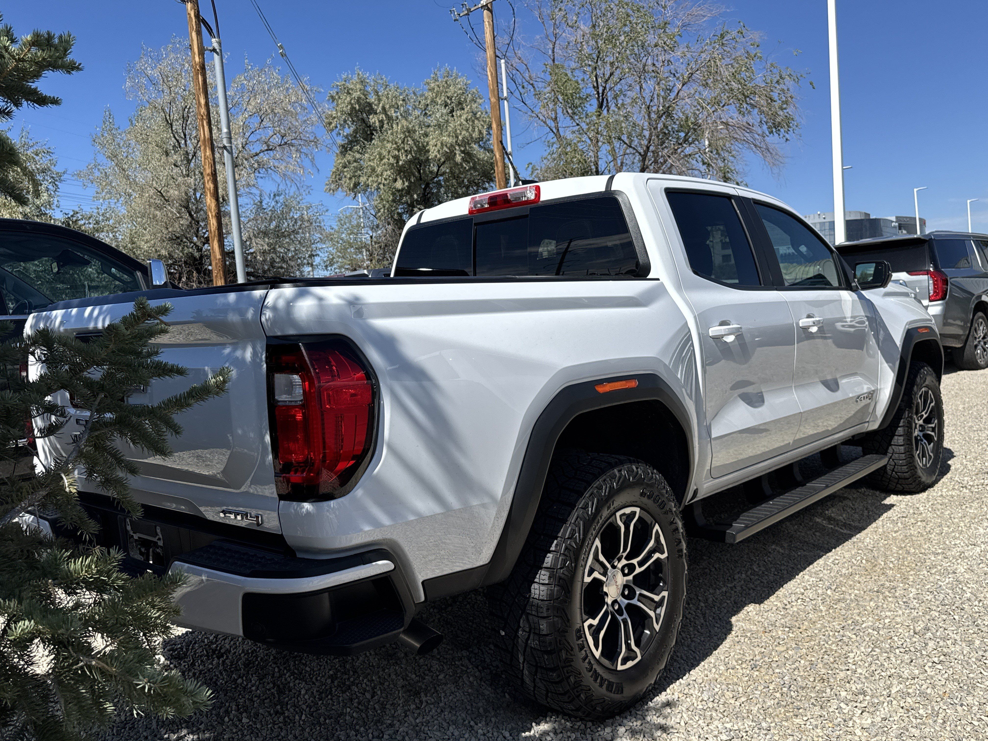 Used 2024 GMC Canyon AT4 w/ AT4 Premium Package AWD/4WD image 3
