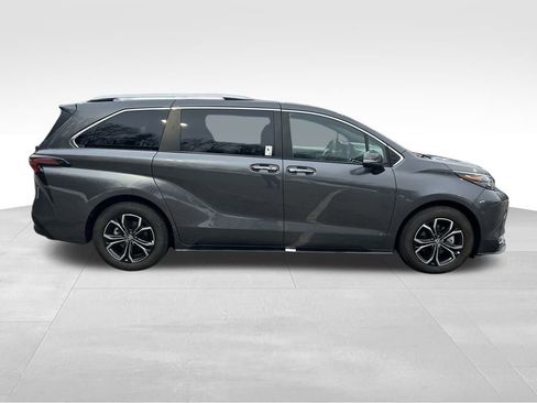 Used 2025 Toyota Sienna Platinum image 6