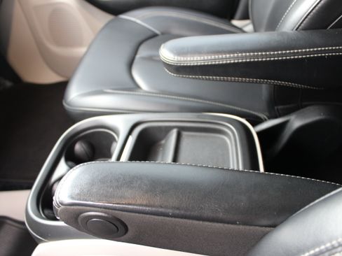 Used 2020 Chrysler Voyager Lxi image 18