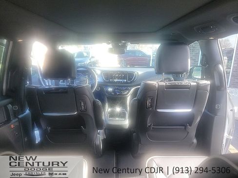 New 2026 Chrysler Pacifica Limited w/ Uconnect Theater Family Group image 27