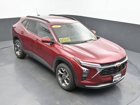 Used 2025 Chevrolet Trax LT FWD image 16