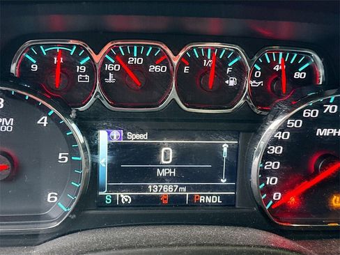 Used 2018 Chevrolet Suburban LT image 3