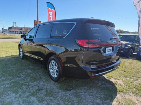 Certified 2024 Chrysler Pacifica Touring-L FWD image 5