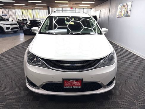 Used 2018 Chrysler Pacifica Touring-L Plus w/ Advanced Safetytec Group FWD image 6