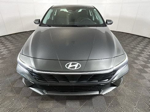 Certified 2024 Hyundai Elantra SE FWD image 9