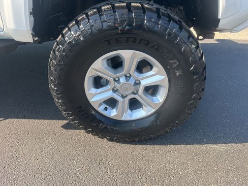 Used 2021 Toyota Tacoma SR5 AWD/4WD image 10