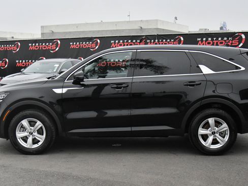 Used 2023 Kia Sorento LX image 4
