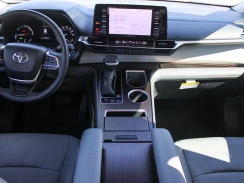 Used 2024 Toyota Sienna XLE image 16