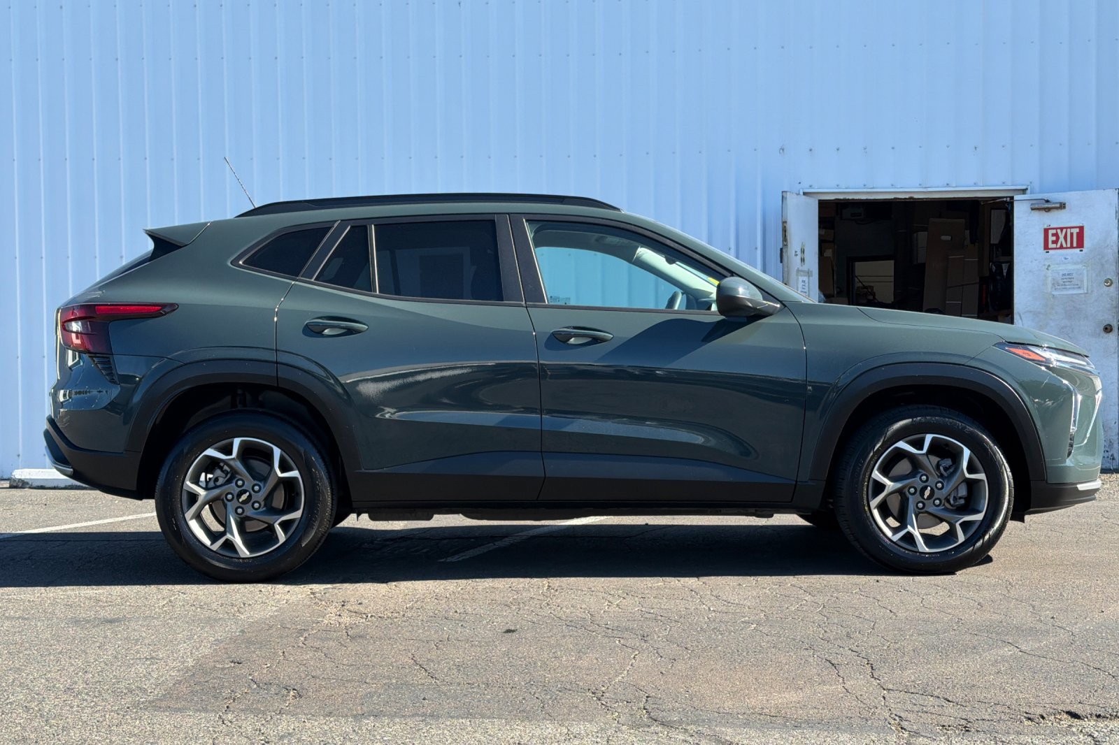 Used 2025 Chevrolet Trax LT FWD image 3