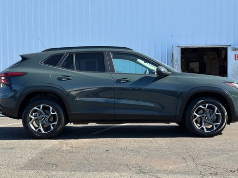Used 2025 Chevrolet Trax LT FWD image 3