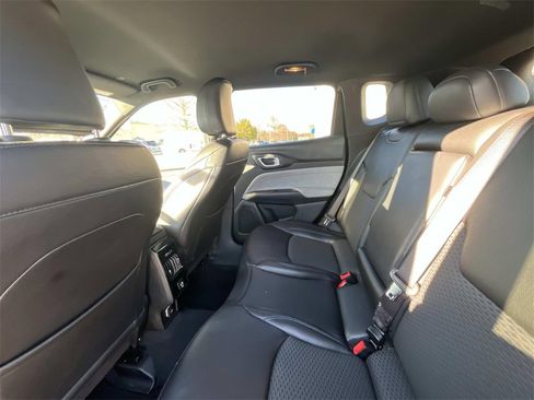 Used 2024 Jeep Compass Latitude image 11