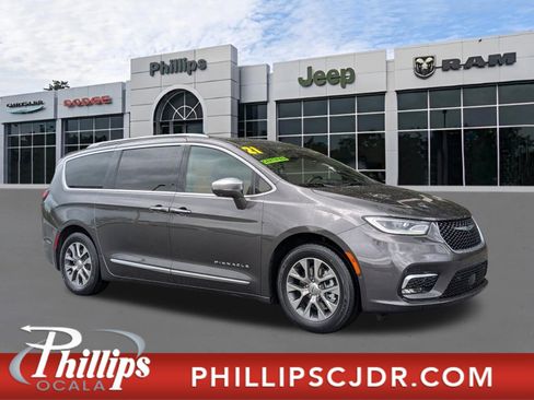 Used 2021 Chrysler Pacifica Pinnacle image 1