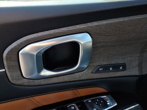 Used 2023 Kia Sorento SX Prestige image 18