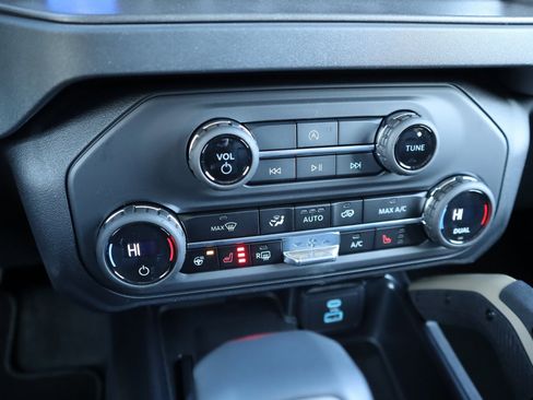 New 2025 Ford Bronco Badlands image 7