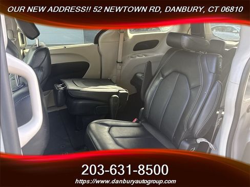 Used 2024 Chrysler Pacifica Touring-L FWD image 13