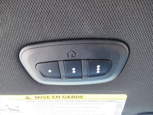 Used 2025 Chrysler Pacifica Limited image 21