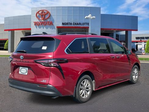 Used 2024 Toyota Sienna XLE FWD image 7