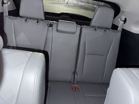 Used 2022 Toyota Highlander Platinum image 12