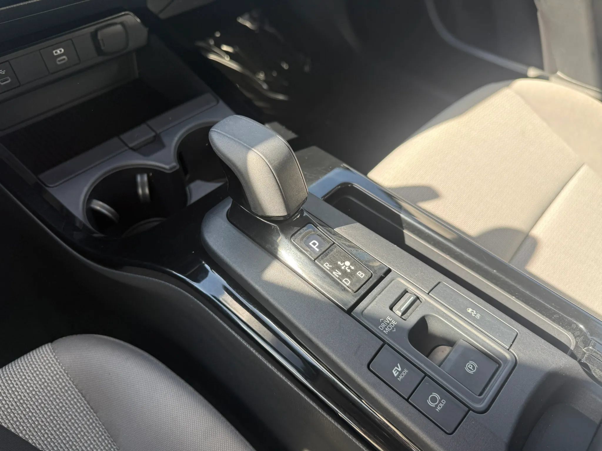 Used 2025 Toyota Prius LE FWD image 16