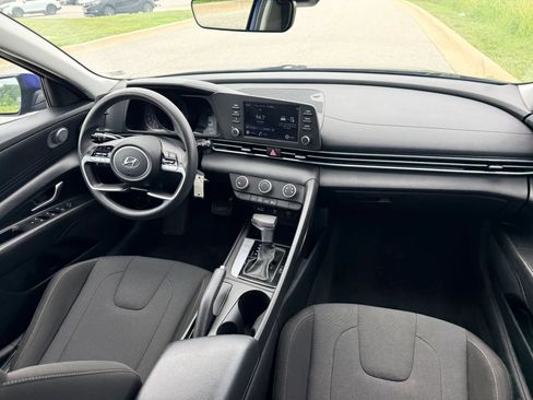 Used 2021 Hyundai Elantra SE FWD image 19
