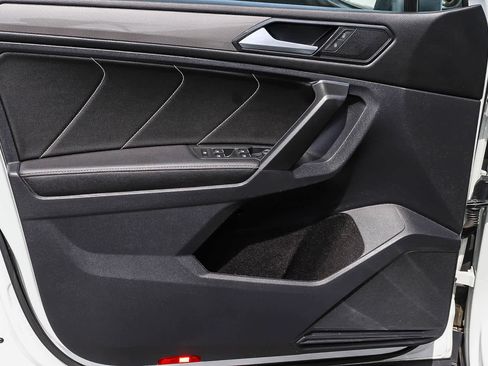 Used 2023 Volkswagen Tiguan SE w/ Panoramic Sunroof Package image 23