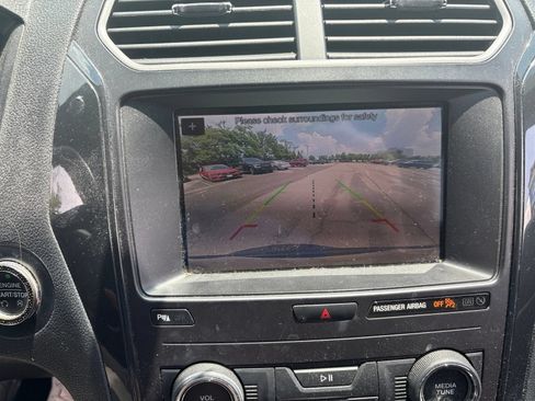 Used 2019 Ford Explorer XLT w/ Equipment Group 202A FWD image 2