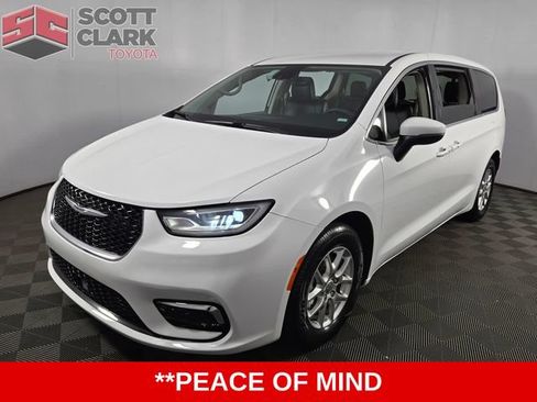 Used 2023 Chrysler Pacifica Touring-L FWD image 3
