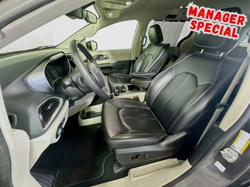 Used 2023 Chrysler Pacifica Touring-L FWD image 12