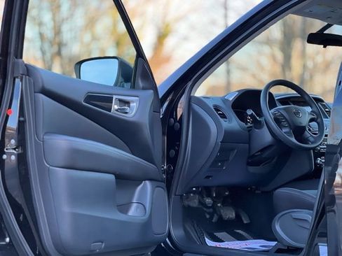 Used 2020 Nissan Pathfinder S image 9