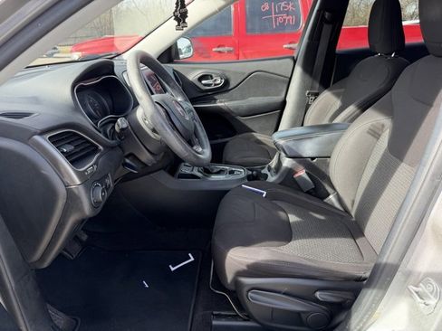 Used 2019 Jeep Cherokee Latitude w/ Popular Appearance Group image 10