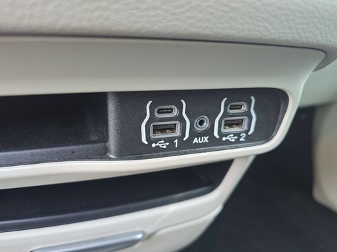 Used 2024 Chrysler Pacifica Touring-L FWD image 21