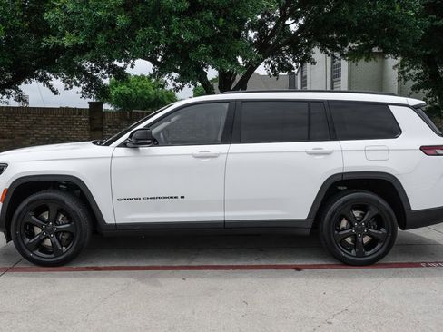Used 2022 Jeep Grand Cherokee L Limited w/ Black Appearance Package RWD image 20