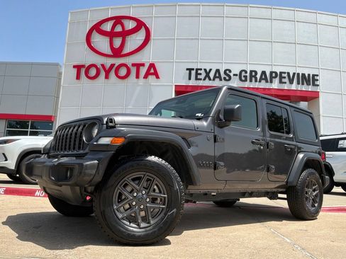 Used 2025 Jeep Wrangler Unlimited Sport AWD/4WD image 2