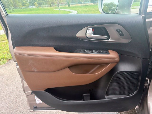Used 2017 Chrysler Pacifica Limited FWD image 29
