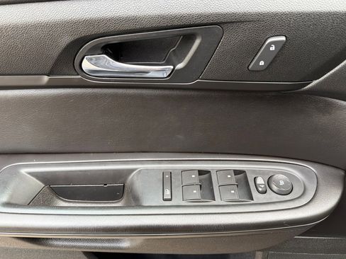 Used 2017 Chevrolet Traverse LT w/ Traveler's Package image 11