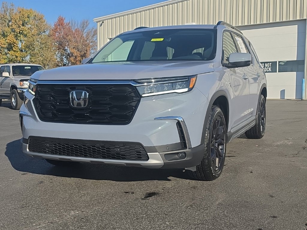 Certified 2025 Honda Pilot Touring image 3