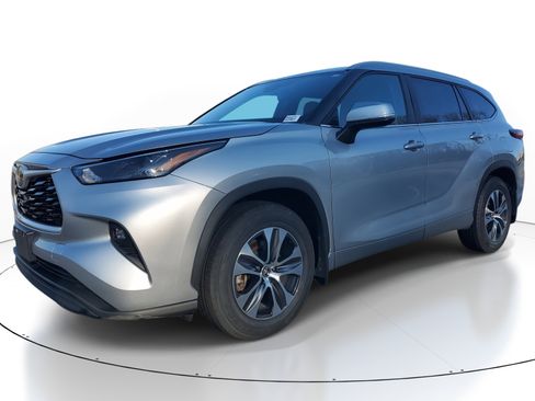 Certified 2023 Toyota Highlander XLE image 3