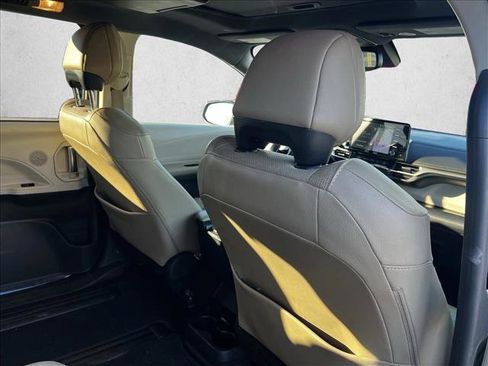 Used 2021 Toyota Sienna Limited image 20