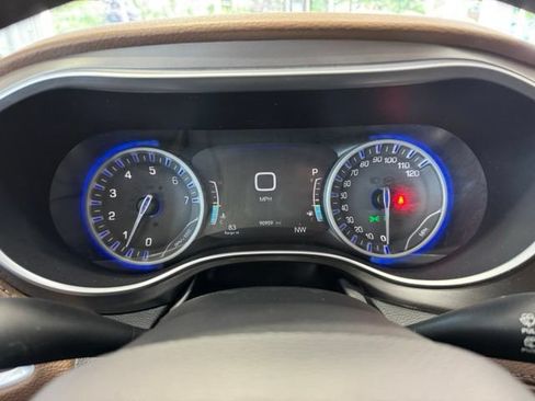 Used 2017 Chrysler Pacifica Limited w/ Tire & Wheel Group FWD image 20