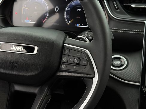 Used 2023 Jeep Grand Cherokee Altitude AWD/4WD image 9