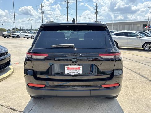Used 2025 Jeep Grand Cherokee Altitude RWD image 6