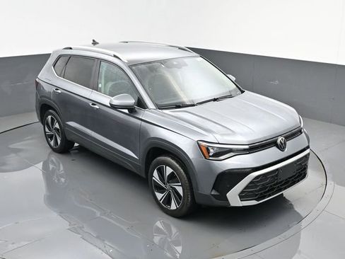 Used 2025 Volkswagen Taos SE AWD/4WD image 19