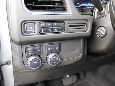 Used 2024 Chevrolet Suburban Z71 w/ Luxury Package AWD/4WD image 19