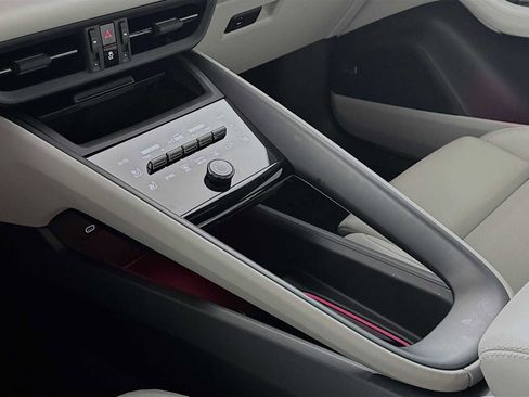 Certified 2025 Porsche Macan 4S Electric AWD/4WD image 20