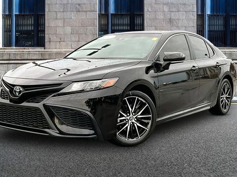 Used 2024 Toyota Camry SE FWD image 2