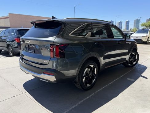 Used 2025 Kia Sorento EX FWD image 4
