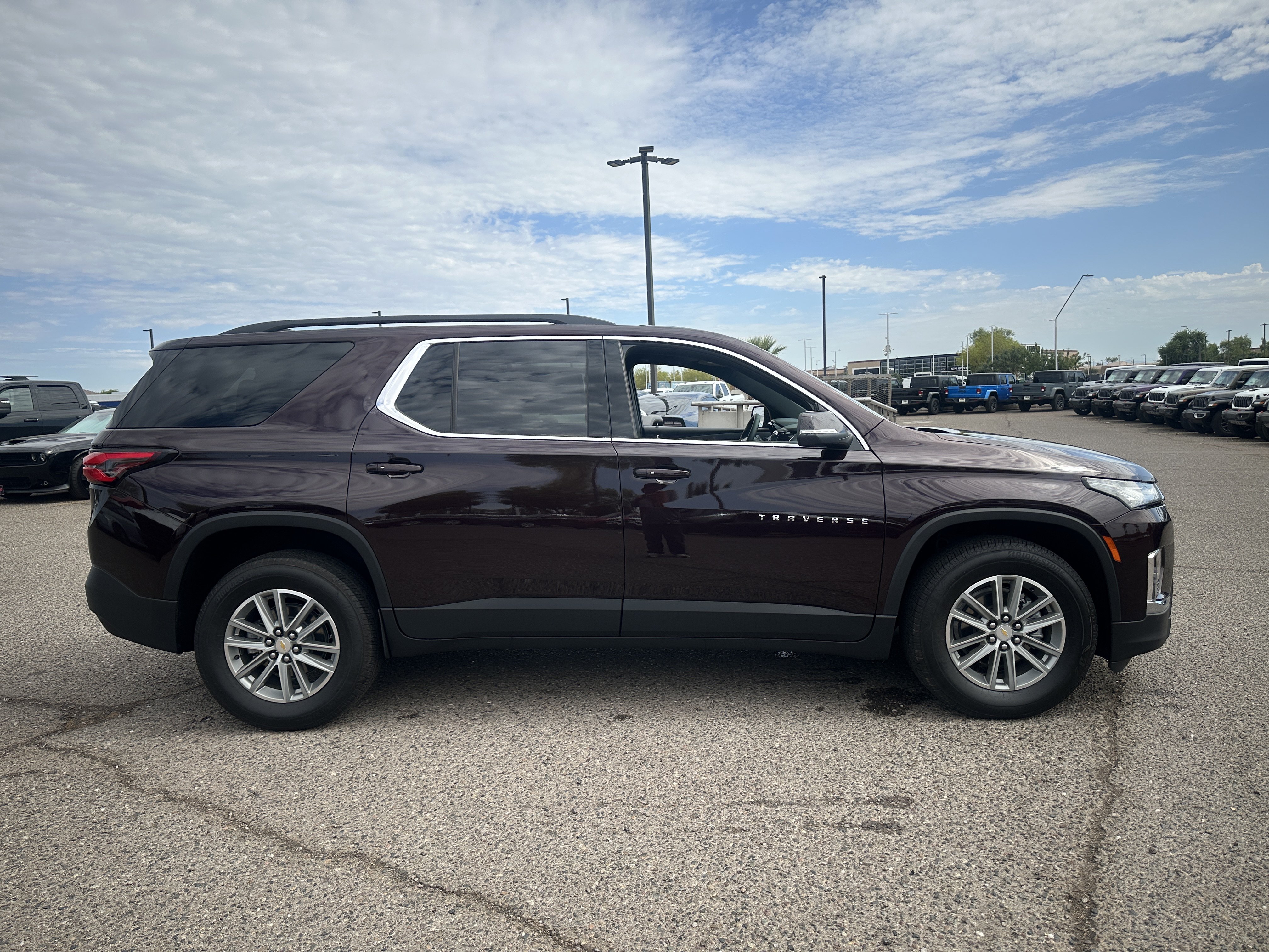 Used 2023 Chevrolet Traverse LT FWD image 6