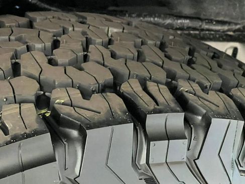 Used 2025 Ford Bronco Badlands image 8