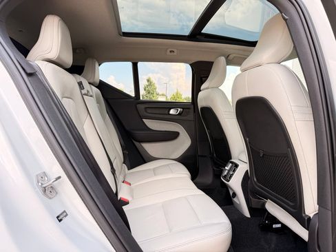 Used 2020 Volvo XC40 T4 Momentum w/ Protection Package FWD image 18